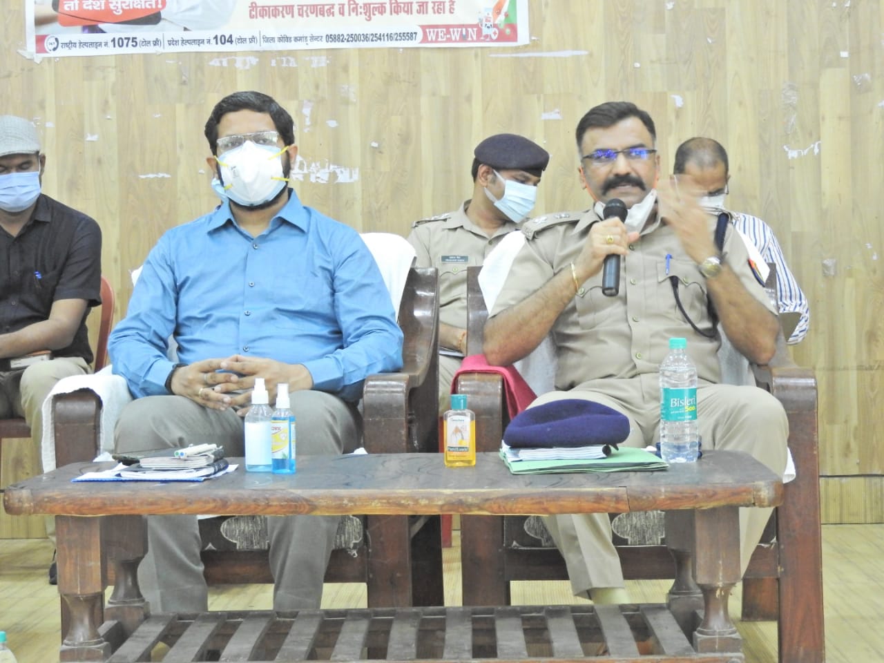 पीलीभीत: जिलाधिकारी एवं पुलिस अधीक्षक महोदय की अध्यक्षता में गांधी प्रेक्षागृह पीलीभीत में की गई पीस कमेटी की मीटिंग।
