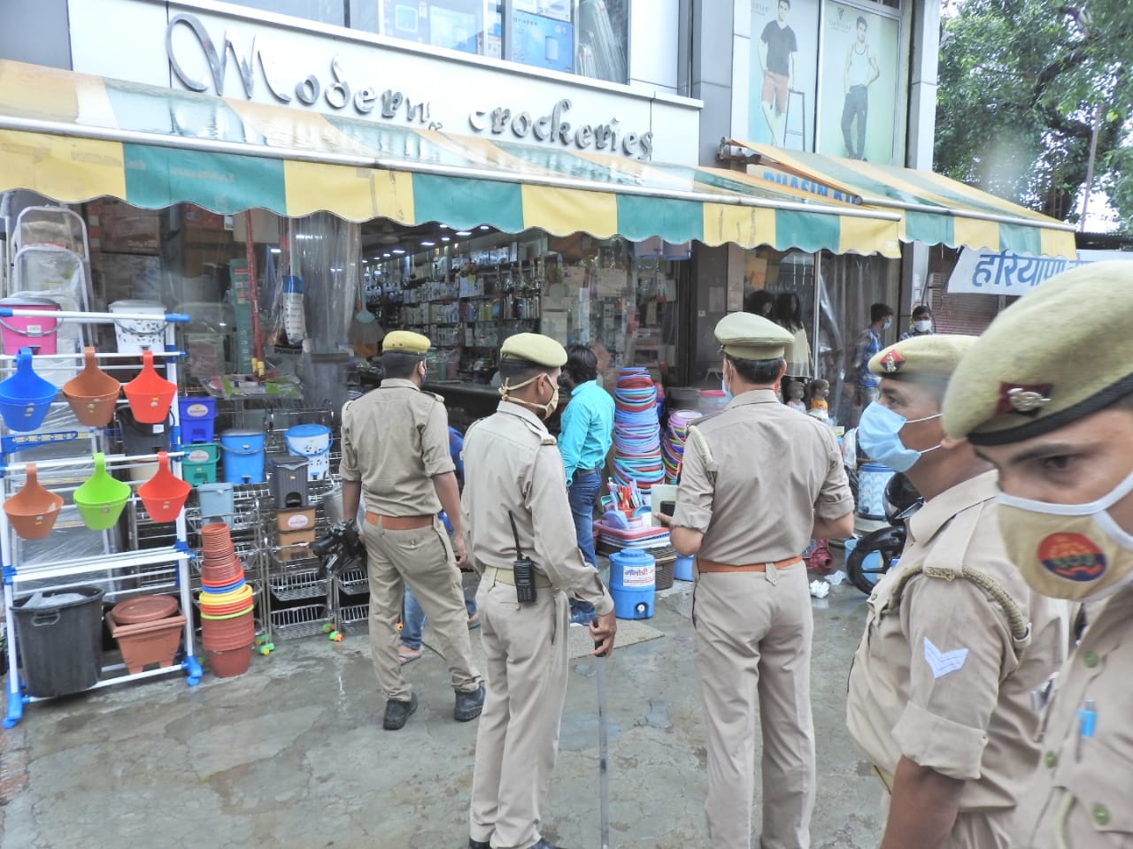 पीलीभीत :पुलिस अधीक्षक महोदय द्वारा शहर का भ्रमण कर मेन मार्केट में लगी दुकानों के बाहर अतिक्रमण को हटवाया गया तथा जनता को कोविड-19 का पालन करने की हिदायत दी गई।