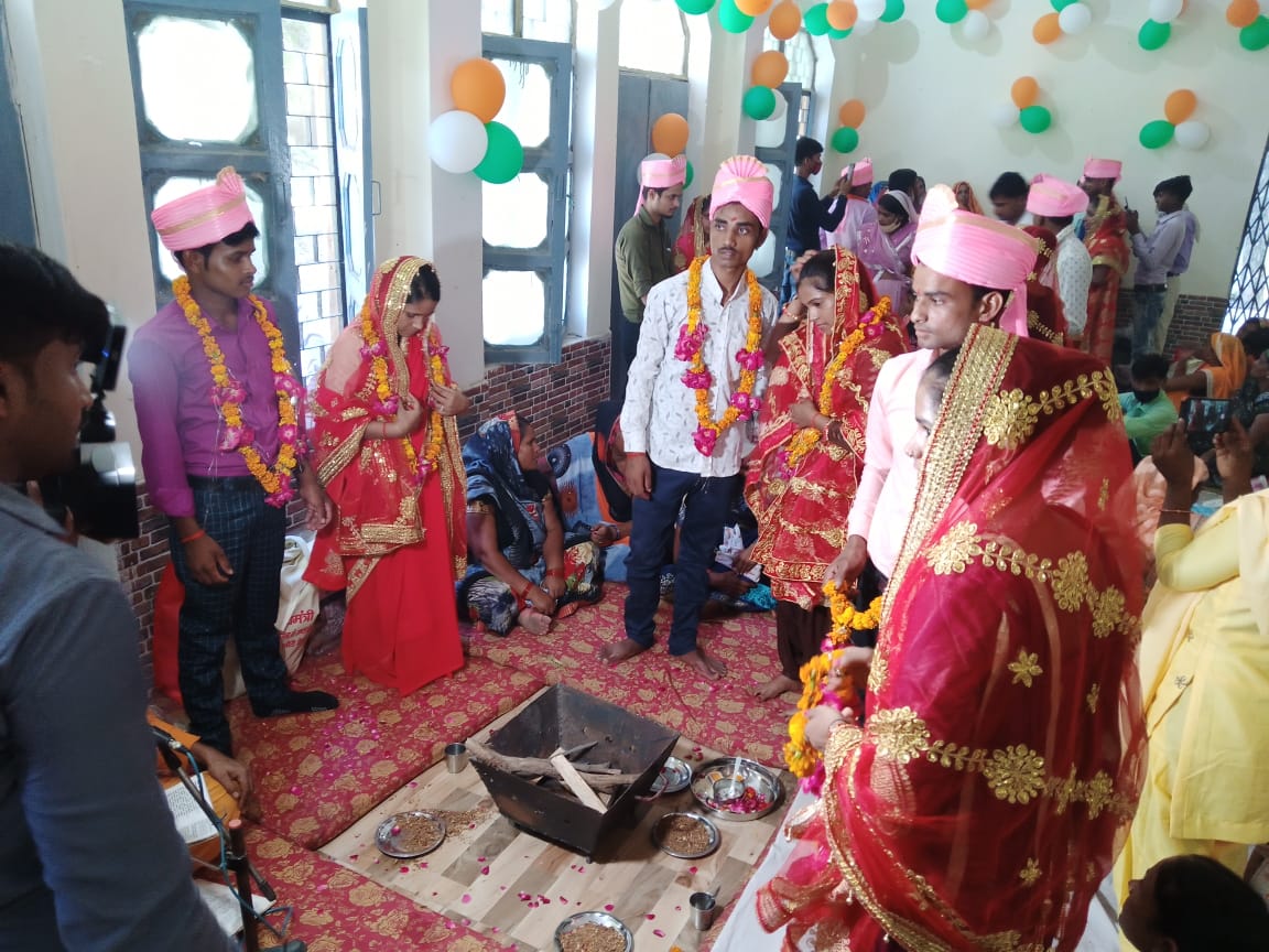 पीलीभीत : सामूहिक विवाह में 40 जोड़ों ने थामा एक दूसरे का दामन/मिला आशीष।