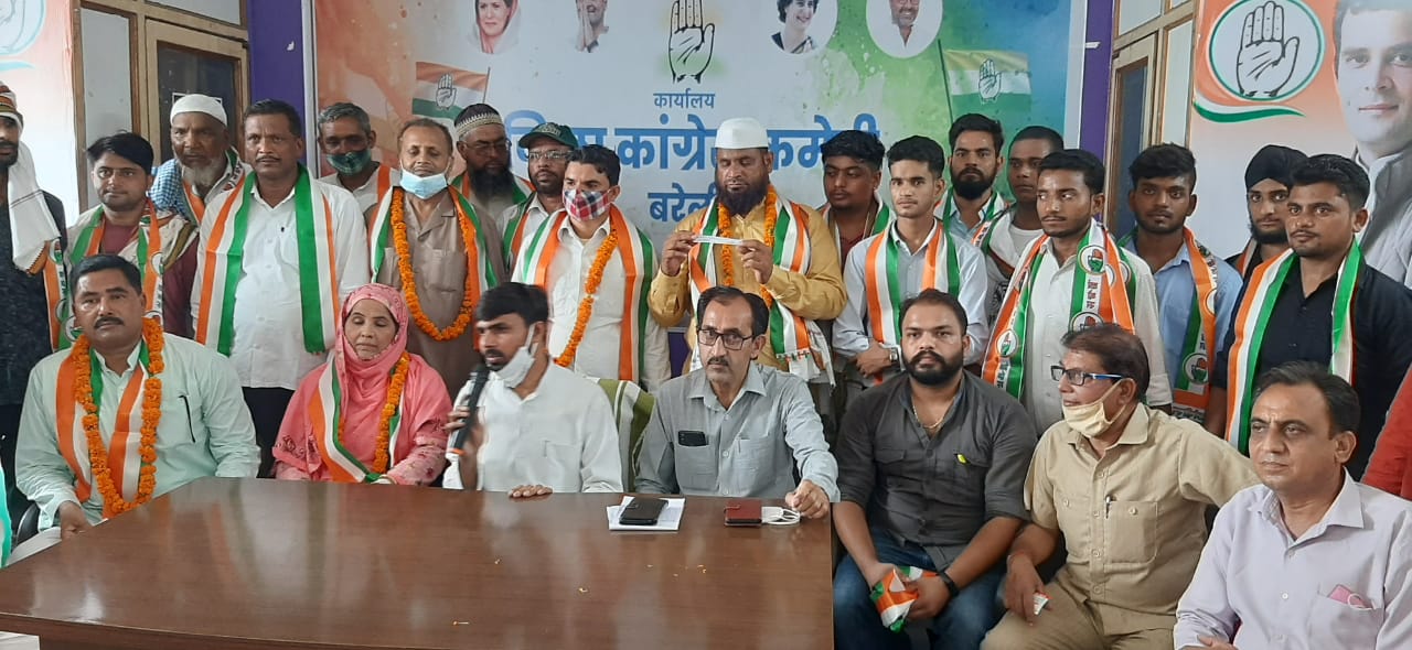 बरेली-कांग्रेस पार्टी के जिला अध्यक्ष ने हाथ का पंजा प्रतिरूप पैज दे स्वागत किया