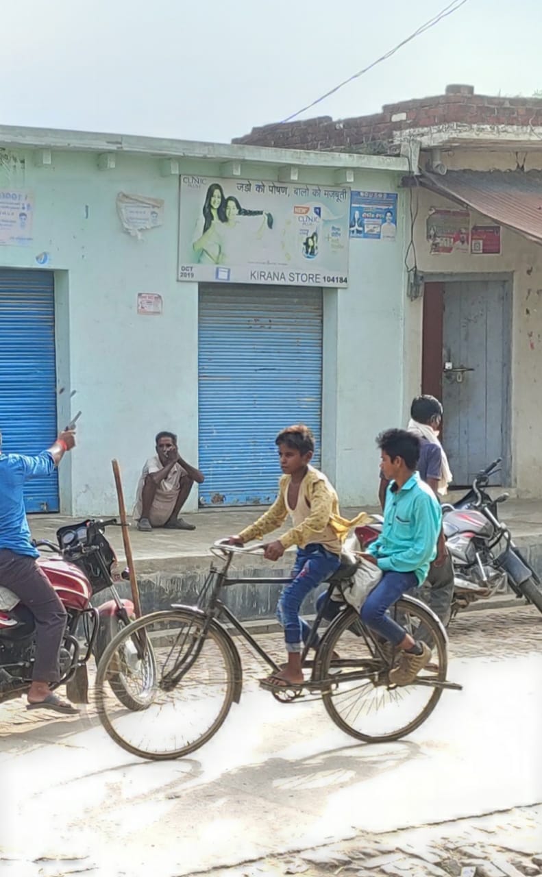 आँवला/बरेली - सिरौली थाना क्षेत्र की चौकी नबाबपुरा में दिनदहाड़े चौराहे पर बैठे लोगों पर तमंचा तानकर फैलाई दहशत।