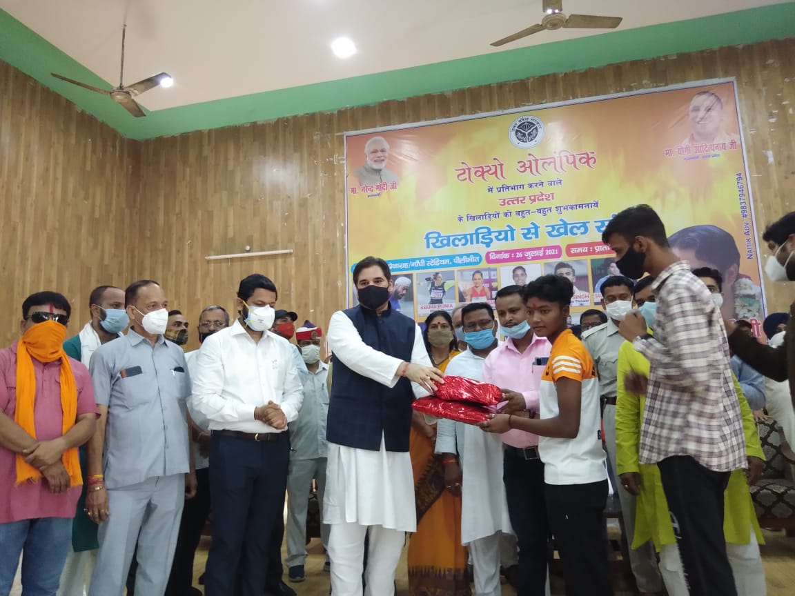 पीलीभीत:दिनांक 26 जुलाई दिन सोमवार 2021 को आदरणीय युवा ह्रदय सम्राट् सांसद श्री वरुण गांधी जी एक दिवसीय तूफानी दौरे पर पीलीभीत पहुचे।