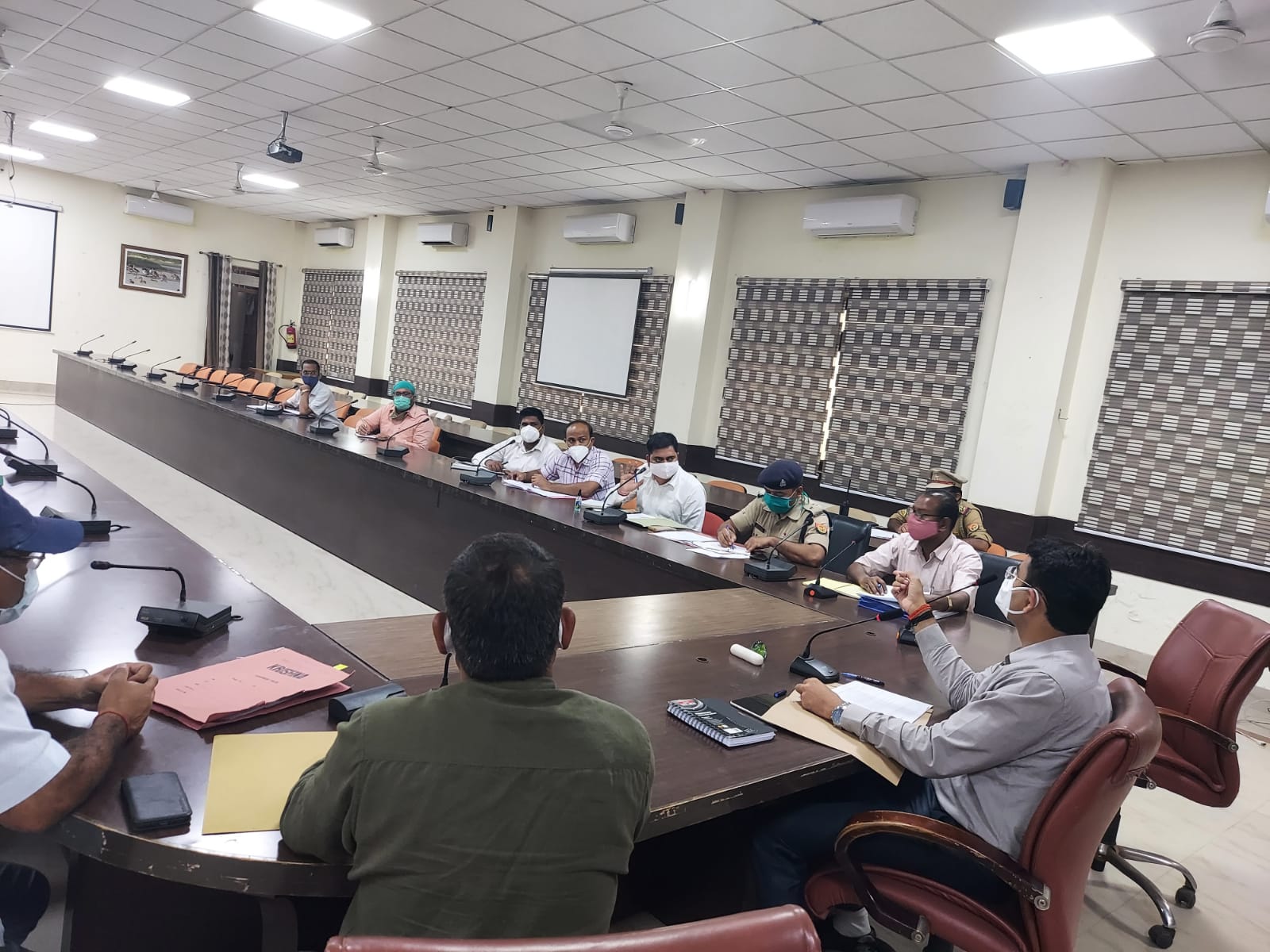 प्रयागराज : जिलाधिकारी की अध्यक्षता में गंगा सुरक्षा समिति की बैठक सम्पन्नगंगा ग्रामों में फलदार वृक्षों को लगाये जाने के जिलाधिकारी ने दिये निर्देश