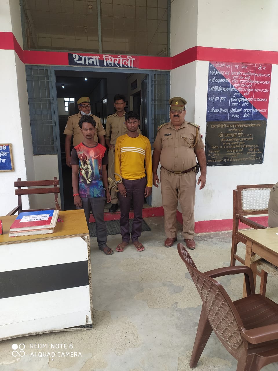 आँवला/बरेली - सिरौली थाना क्षेत्र की बड़ागांव चौकी पर चेंकिंग दौरान दो तमंचो साथ दो लड़के पकड़ कर भेजा जेल।