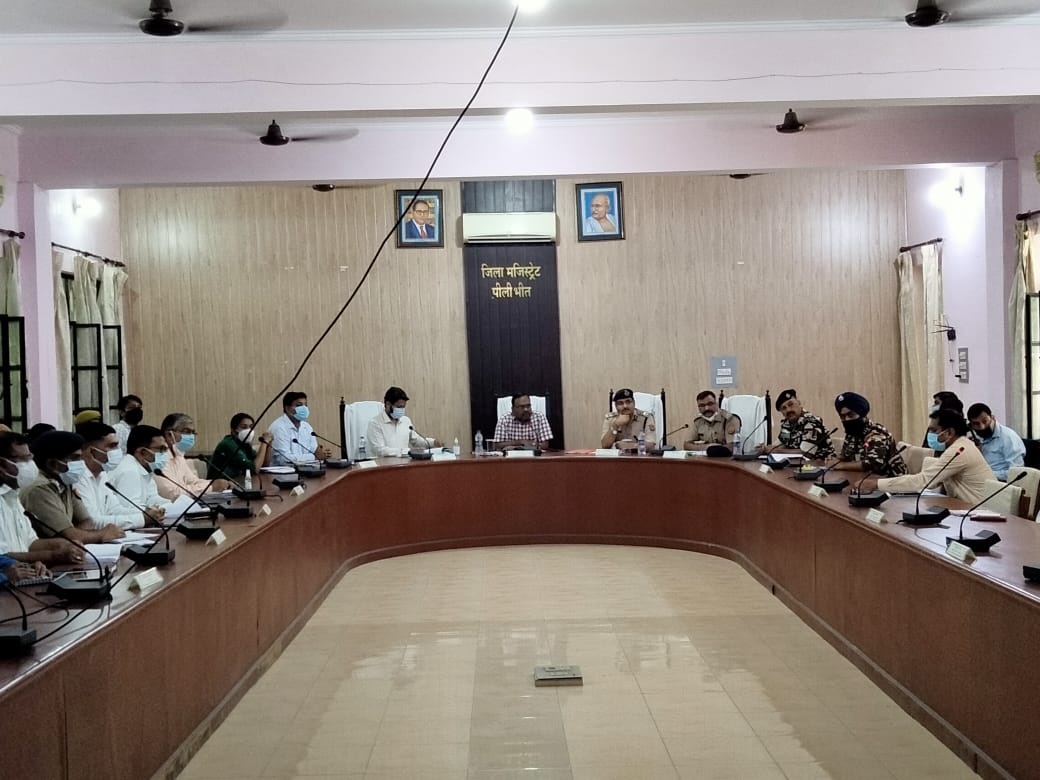 पीलीभीत :श्रीमान आयुक्त महोदय बरेली मण्डल, बरेली एवं श्रीमान पुलिस महानिरीक्षक बरेली परिक्षेत्र, बरेली की अध्यक्षता में भारत-नेपाल सीमा के प्रभावी प्रबंधन एवं सीमा पर अवैधानिक गतिविधियों के प्रभावी नियंत्रण हेतु परिक्षेत्र टास्क फोर्स की त्रैमासिक बैठक का आयोजन किया गया।