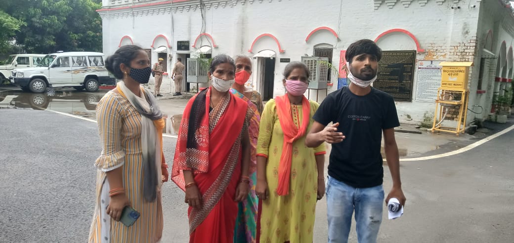 बरेली-दबंगो से परेशान परिवार ने लगाई न्याय की दरकार