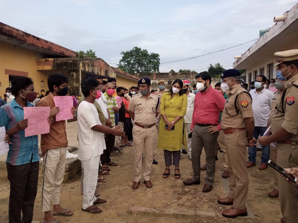 पीलीभीत: जिलाधिकारी व पुलिस अधीक्षक द्वारा संयुक्त रूप से जिला कारागार का किया गया औचक निरीक्षण।