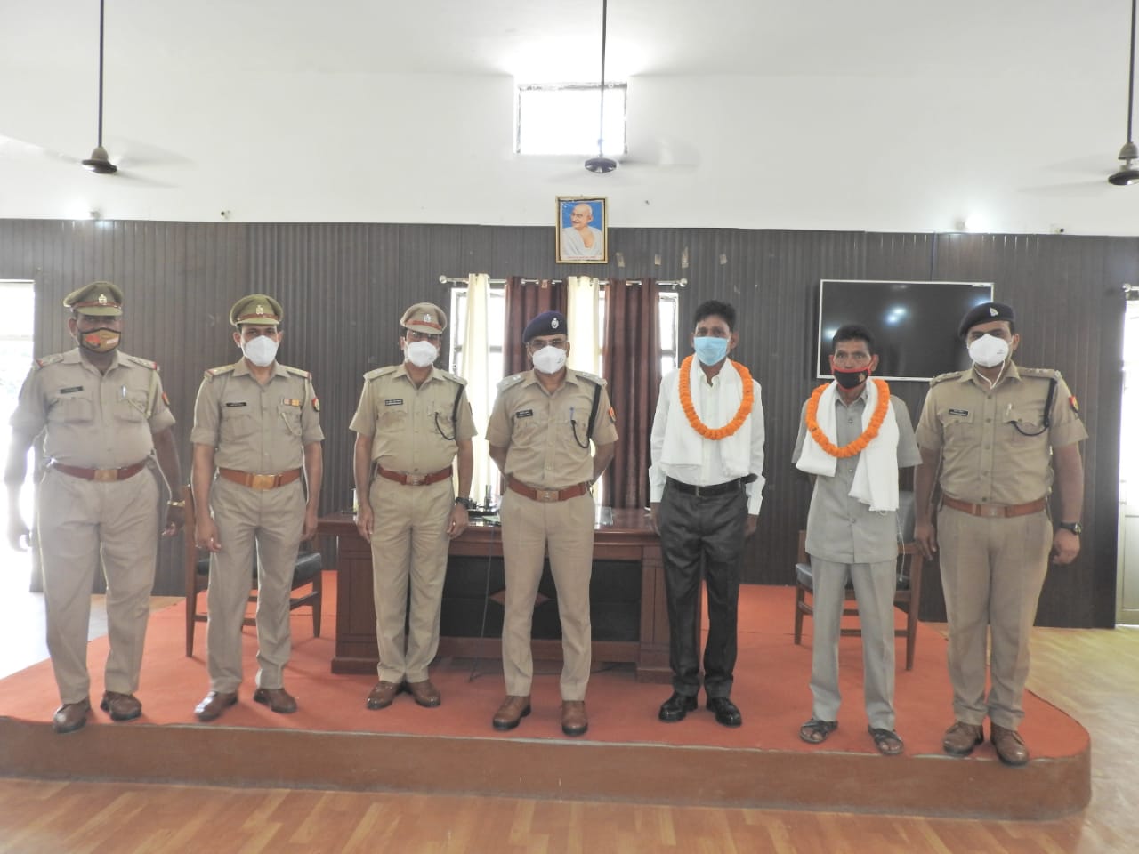 पीलीभीत :पुलिस अधीक्षक द्वारा सेवानिवृत्त हुए पुलिस कर्मियों को दी गई ससम्मान विदाई।