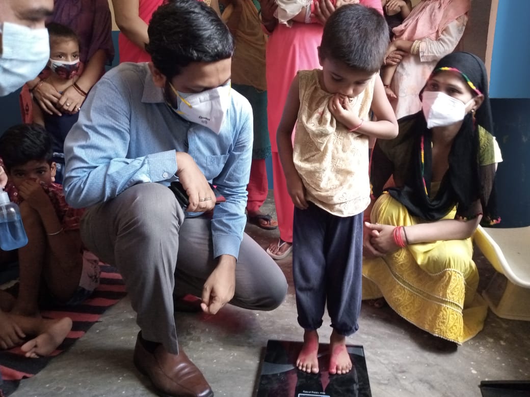 पीलीभीत :जिलाधिकारी द्वारा आंगनबाडी केन्द्रों का किया गया औचक निरीक्षण।