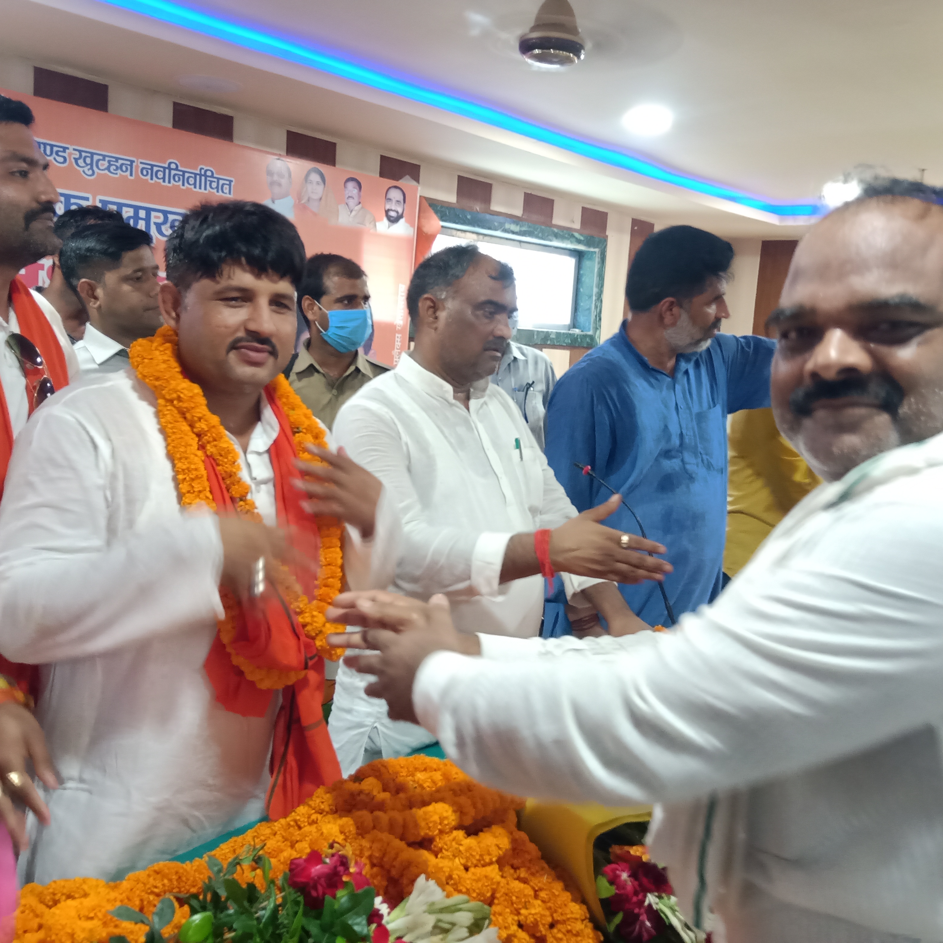 जौनपुर : खुटहन ब्लाक प्रमुख ने किया शपथ ग्रहण मौके पर मौजूद रहे राज्य मंत्री गिरीश चन्द्र यादव एवं विधायक रमेश चन्द्र