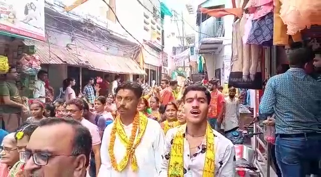 आँवला/बरेली - आँवला नगर पालिका में कोरोना की गाईडलाईन को तिखाल में रख निकाली गई जगन्नाथ यात्रा।