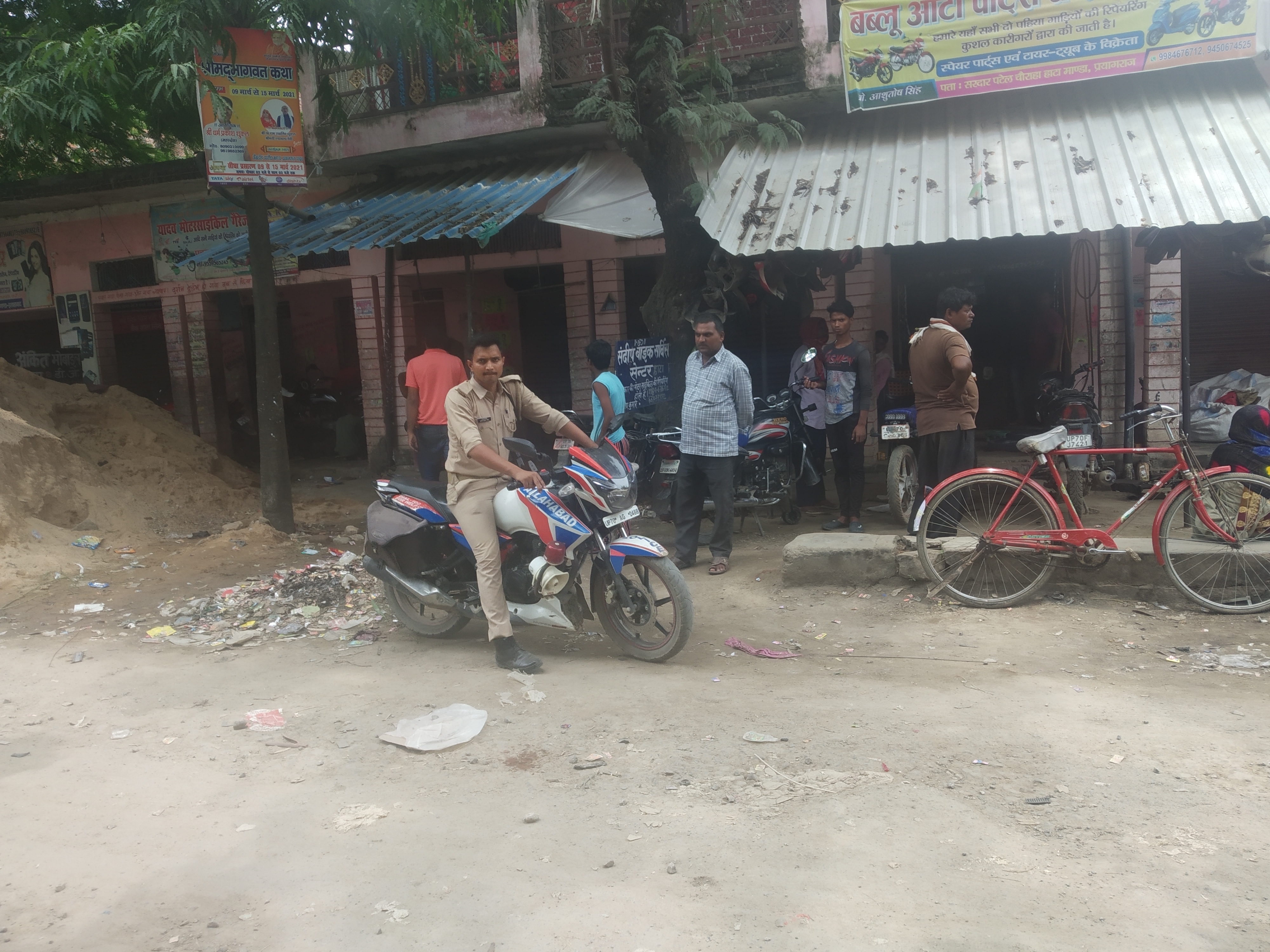 कोरांव /प्रयागराज -प्र0नि0 थाना मांडा अवन कुमार दीक्षित द्वारा साप्ताहिक लाक डाउन का पूर्णरूपेण कराया गया पालन