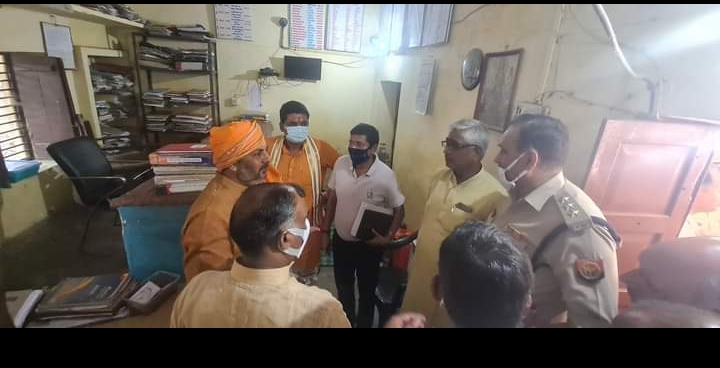जौनपुर :प्रभारी मंत्री श्री उपेंद्र तिवारी जी और राज्यमंत्री श्री गिरीश चन्द्र यादव  थाना बदलापुर  औचक निरीक्षण किया गया