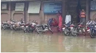 बरेली-जिला अस्पताल में भारी बारिश से जलभराव