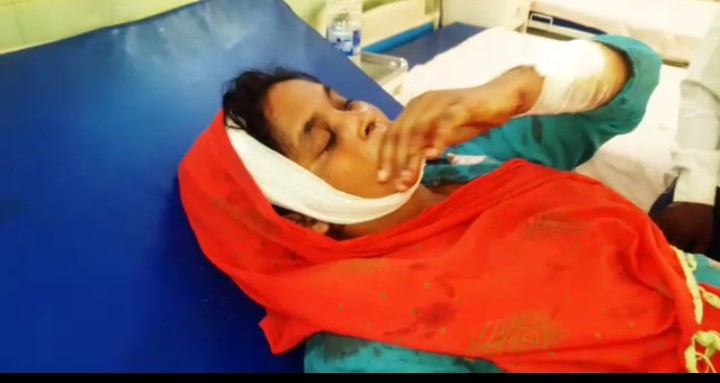 बरेली-बच्चों की लड़ाई में चाकुओं से महिला के घर मे घुस किया घायल