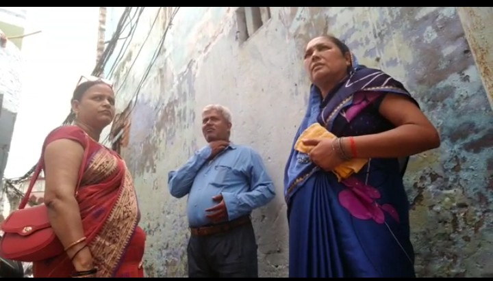 बरेली-नगर निगम का कर्मचारी बना दबंग,कर लिया विधवा के मकान पर कब्जा