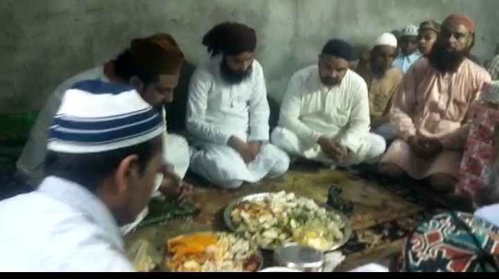 बरेली-हजरात गौस अली शाह जलाली कोड़े शाह बाबा के कुल में कोरोना के खात्मे की दुआ