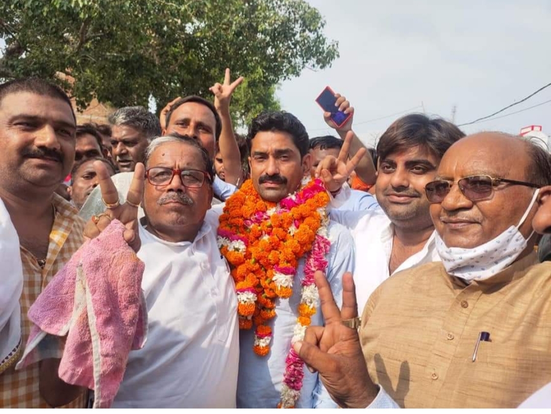 फर्रुखाबाद: डॉ अनुपम दुबे ने अपने भाई को रिकॉर्ड मतों से ब्लाक प्रमुख पद पर पुनः जीत दर्ज कराई