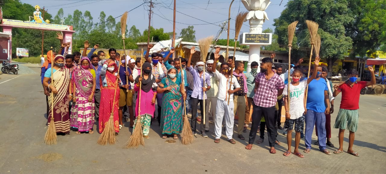 सीतापुर : काली पट्टी बांधकर विरोध प्रदर्शन किया सफाई कर्मचारियों ने