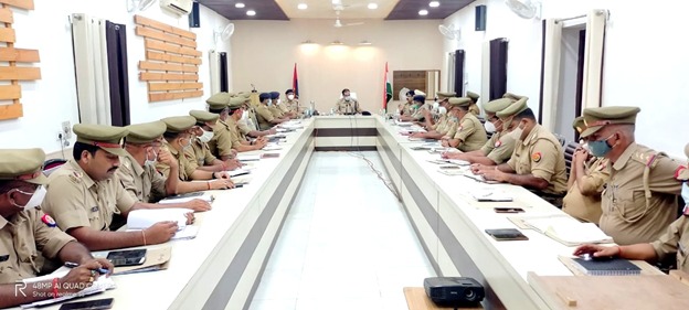 सीतापुर : पुलिस अधीक्षक श्री आर.पी. सिंह द्वारा जनपद के समस्त थाना प्रभारियों की गोष्ठी आहूत की गयी