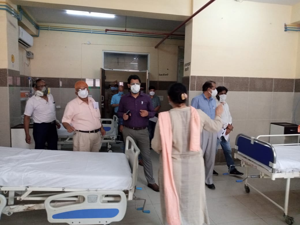 पीलीभीत :जिलाधिकारी द्वारा सम्भावित तीसरी लहर के दृष्टिगत जिला महिला अस्पताल में बच्चों हेतु तैयार किये गये कोविड अस्पताल का किया गया निरीक्षण।