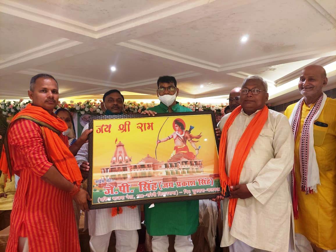 रायबरेली :भाजपा नेता जेपी सिंह ने प्रदेस महामंत्री को भेंट की भगवान श्रीराम की अद्भुत पेंटिंग