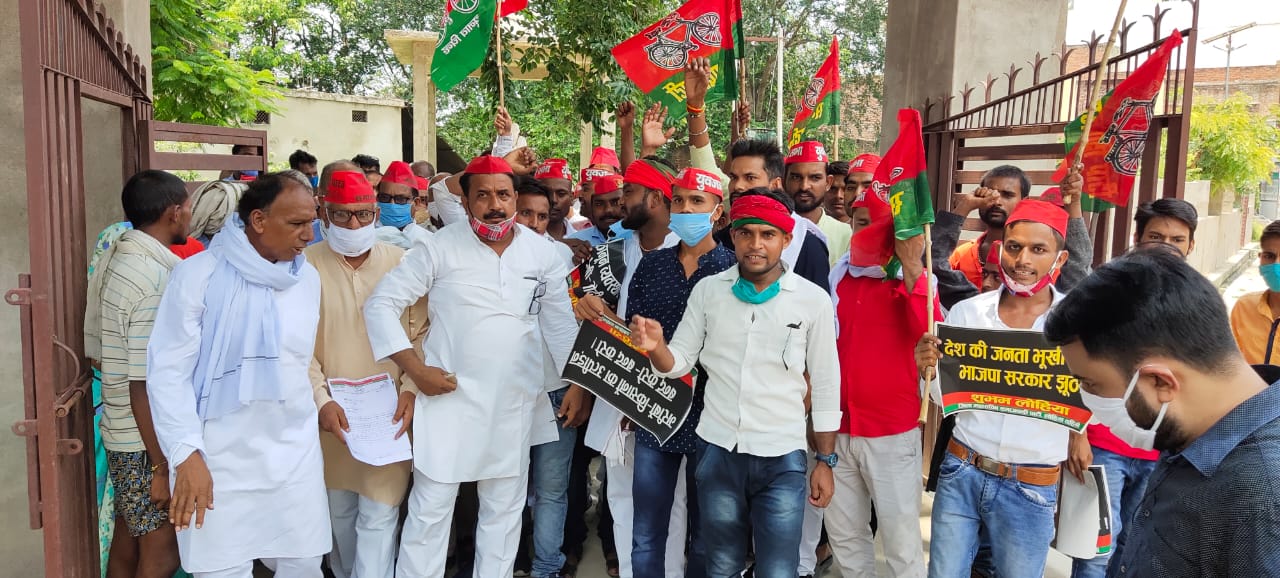रायबरेली: भाजपा सरकार के खिलाफ सपाइयों ने एसडीएम को सौंपा ज्ञापन