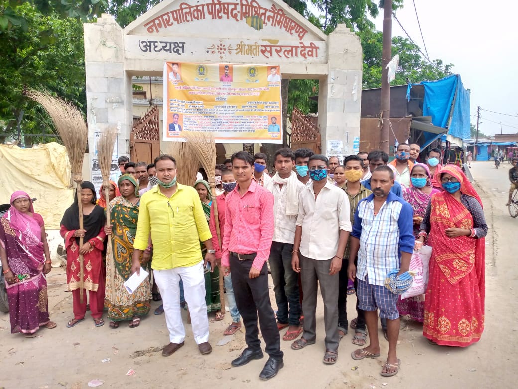 सीतापुर : अपनी विभिन्न मांगों को लेकर नगर पालिका सफाई कर्मी बैठ धरने पर