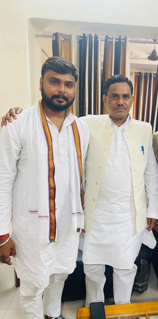 हरदोई: समाजवादी पार्टी के राष्ट्रोय महासचिव विशम्भर प्रसाद निषाद से मिले दिव्यांशु मौर्य