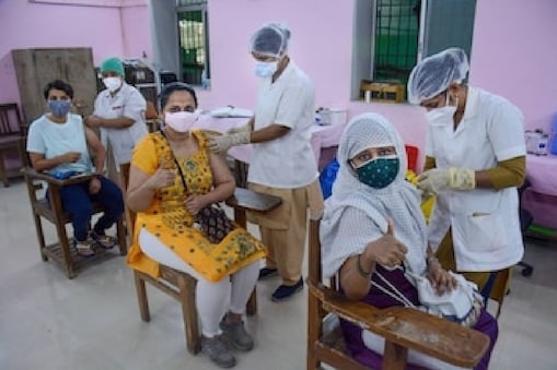 फर्रुखाबाद: जनपद में लगी कोविड वैक्सीन 300000 के पार आप भी लगवाए ,कोरोना वायरस अभी खत्म नहीं हुआ- डॉ प्रभात वर्मा