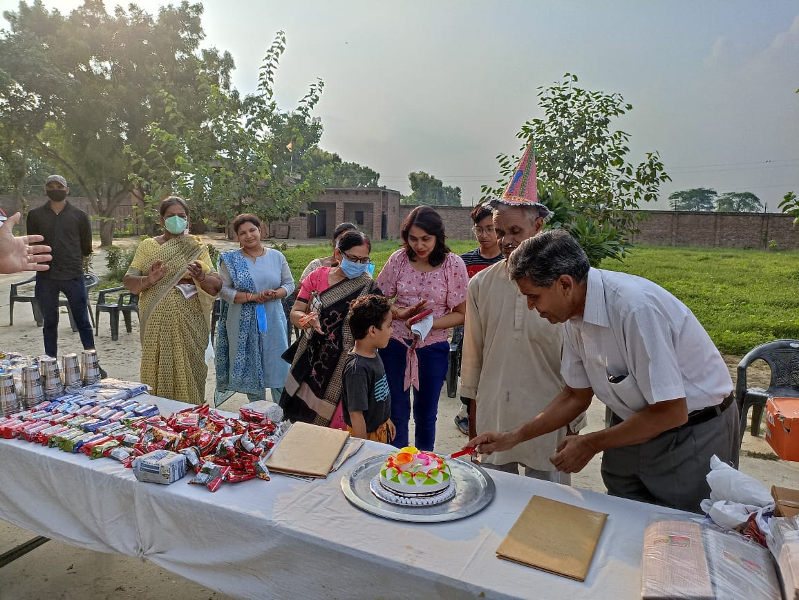 फर्रुखाबाद:अलावलपुर में केमिस्ट वेलफेयर सोसाइटी द्वारा बुजुर्ग कोतवाल सिंह बाबा का जन्मदिन मनाया गया
