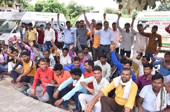 फर्रुखाबाद: एंबुलेंस चालकों की तीसरे दिन भी हड़ताल जारी ,जिला अध्यक्ष की हालत बिगड़ी