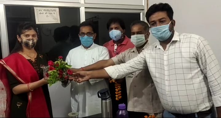 रायबरेली:नवागंतुक अधिशासी अधिकारी आरती श्रीवास्तव का व्यापार मंडल के पदाधिकारियों ने पुष्प गुच्छ भेंटकर स्वागत किया है