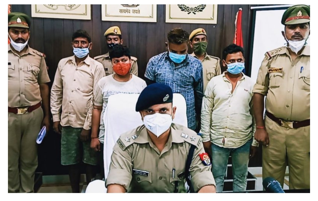 फर्रुखाबाद:पुलिस ने कबाड़ी सहित चार बाइक चोरों को गिरफ्तार कर कटी बाइकें बरामद की