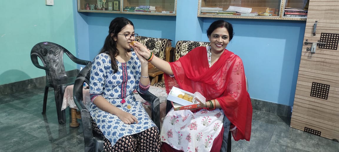 रायबरेली : हाईस्कूल इंटर की परीक्षा फल देख छात्र-छात्राओं के खिले चेहर ।