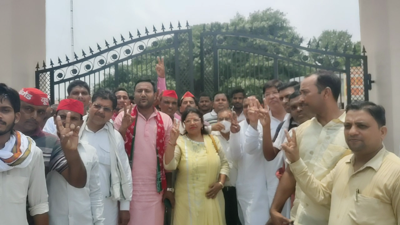 बरेली - ब्लाक प्रमुख चुनाव के लिए राजनैतिक दलों के साथ उम्मीदवार पहुंचे अपना नामांकन कराने।