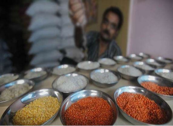 पाकिस्तान में महंगाई से हाहाकार, पेट्रोल के बाद आटा-चीनी, घी की कीमतों में बढ़ोतरी को मंजूरी दी
