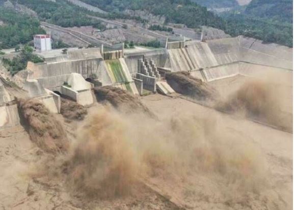 चीन में भीषण बारिश से तबाही, हेनान प्रांत में उफनती नदी को मोड़ने के लिए सेना ने बांध को उ़़डाया