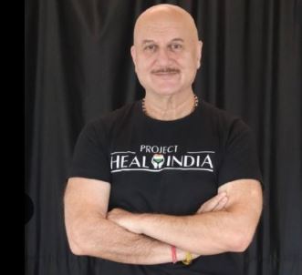 तस्वीरें शेयर कर बोले अनुपम खेर,- 'मुझे ठीक करने की कोशिश न करें'