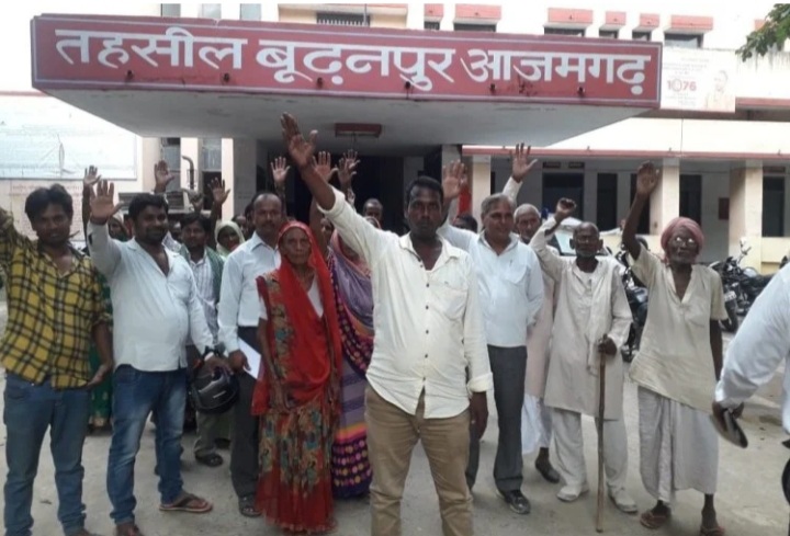 आजमगढ़: कोटेदार के खिलाफ ग्रामीणों ने तहसील पर किया प्रदर्शन