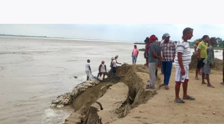 2आजमगढ़:4 घंटे में 15 मीटर निर्माणाधीन ठोकर घाघरा में विलीन