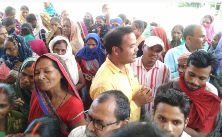 आजमगढ़:वैक्सीन हुई खत्म, कई जगह भीड़ संभालने को बुलानी पड़ी पुलिस