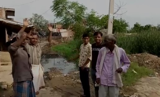 मैनपुरी : जागीर क्षेत्र के ग्राम लुखरिया में पूर्व प्रधान द्वारा पक्की सीसी रोड तो बन गई नाली का ध्यान भूल गए l