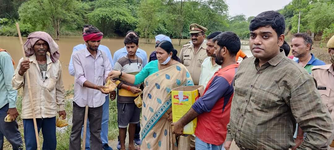 इटावा : पानी में डूबे गांव बालों को सदर विधायक जी ने बांटा भोजन