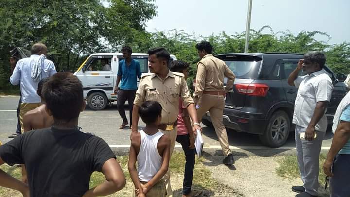 इटावा: तेज रफ्तार लग्जरी कार ने टक्कर मारकर किया घायल
