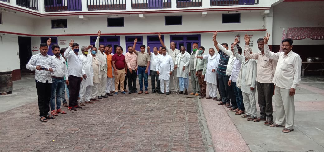 पीलीभीत :राष्ट्रीय लोधी युवा महासभा की बैठक का आयोजन मंगलम बैंकट हाल में संपन्न हुआ।