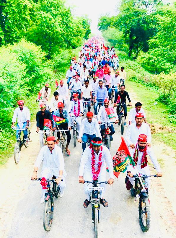 आँवला/बरेली - 126 आँवला विधानसभा क्षेत्र में जनेश्वर मिश्र ‘छोटे लोहिया’ जी का कुछ इस तरह साइकिल रैली निकाल कर मनाया गया जन्मदिन।