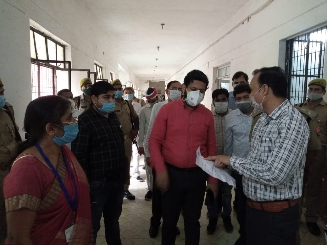 पीलीभीत :जिलाधिकारी द्वारा परीक्षा कक्षों की व्यवस्थाओं व परीक्षार्थियों के प्रवेश पत्र व पहचान पत्र की जांच की गई।