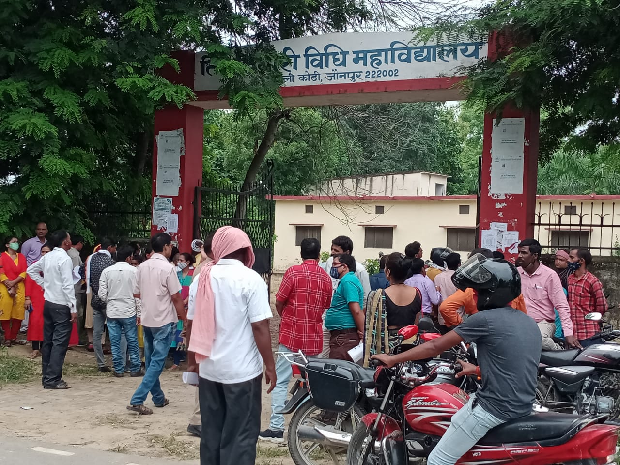 जौनपुर: टी जी टी सामाजिक विज्ञान की परीक्षा देने आए हजारो छात्र।