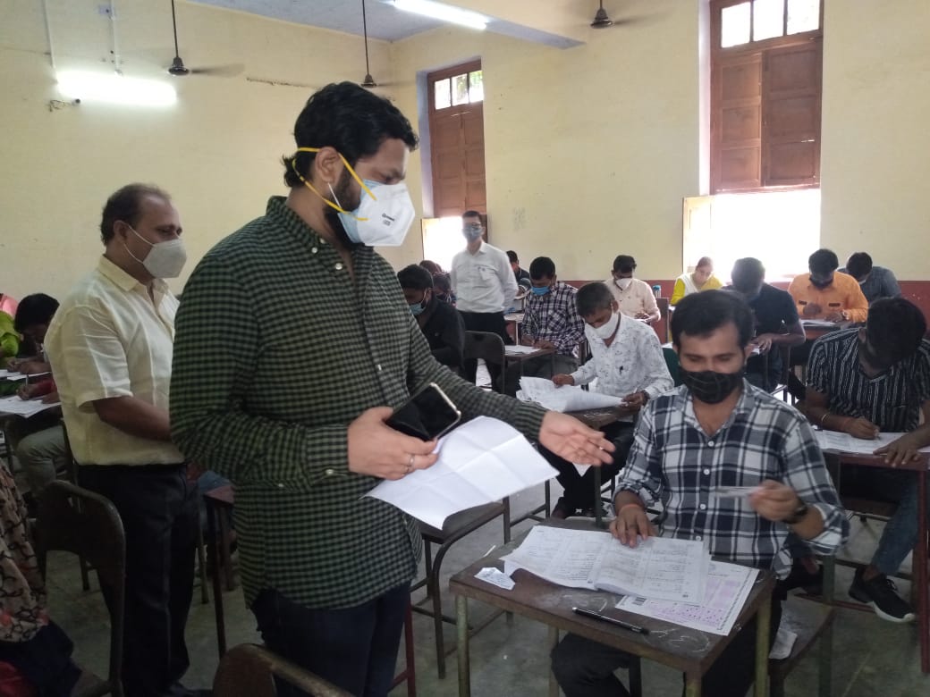 पीलीभीत :जिलाधिकारी द्वारा परीक्षा कक्षों की व्यवस्थाओं व परीक्षार्थियों के प्रवेश पत्र व पहचान पत्र की जांच की गई।